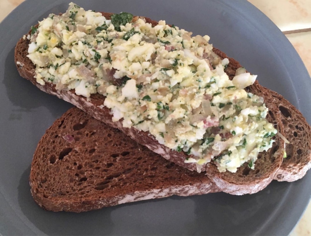 Брускетта с яйцом, анчоусами и луком шалот
