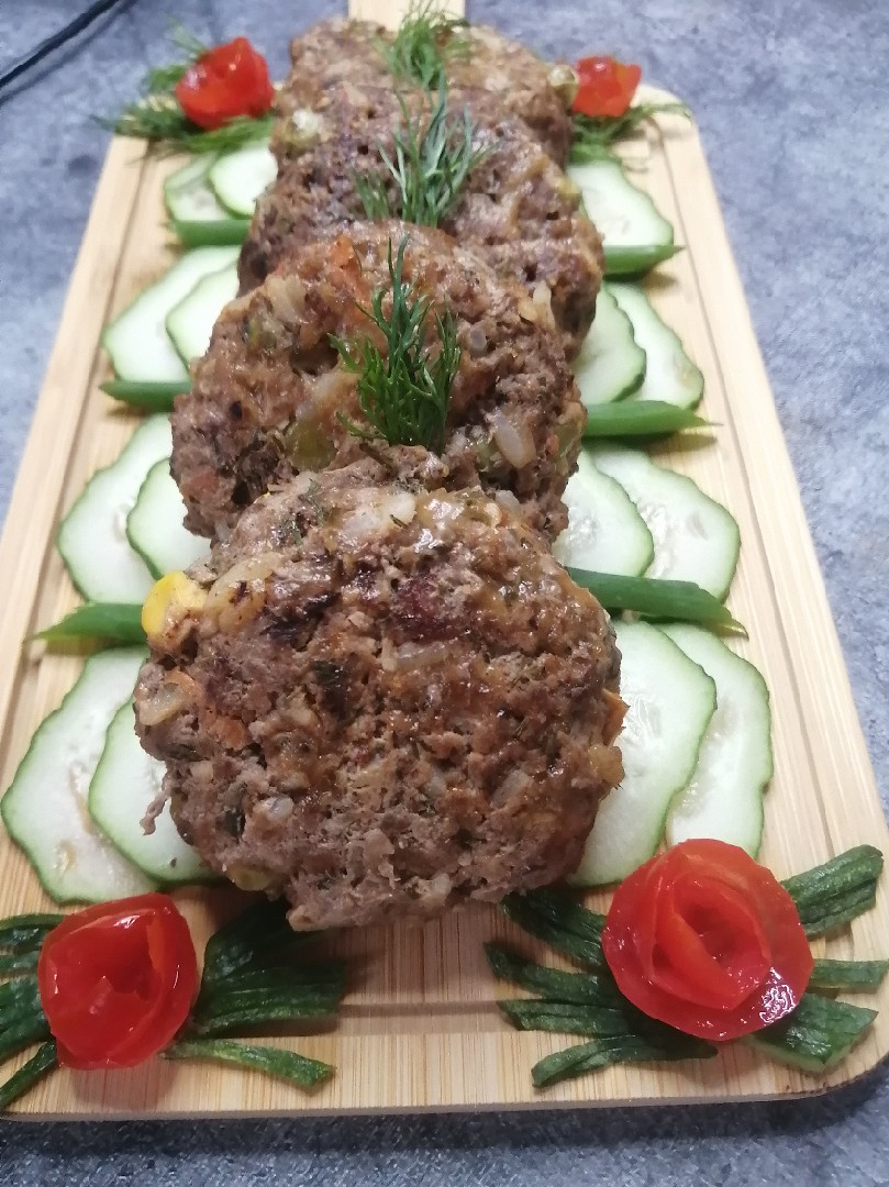 Биточки мясные с гавайской смесью
