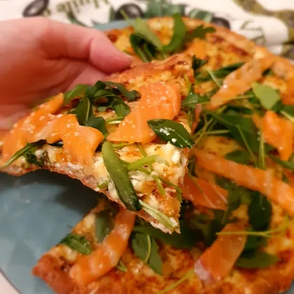 Пп пицца на творожном тесте с лососем и рукколой