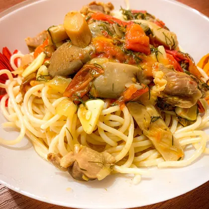 Спагетти с желудками, грибами и овощами под сырно-чесночным соусом