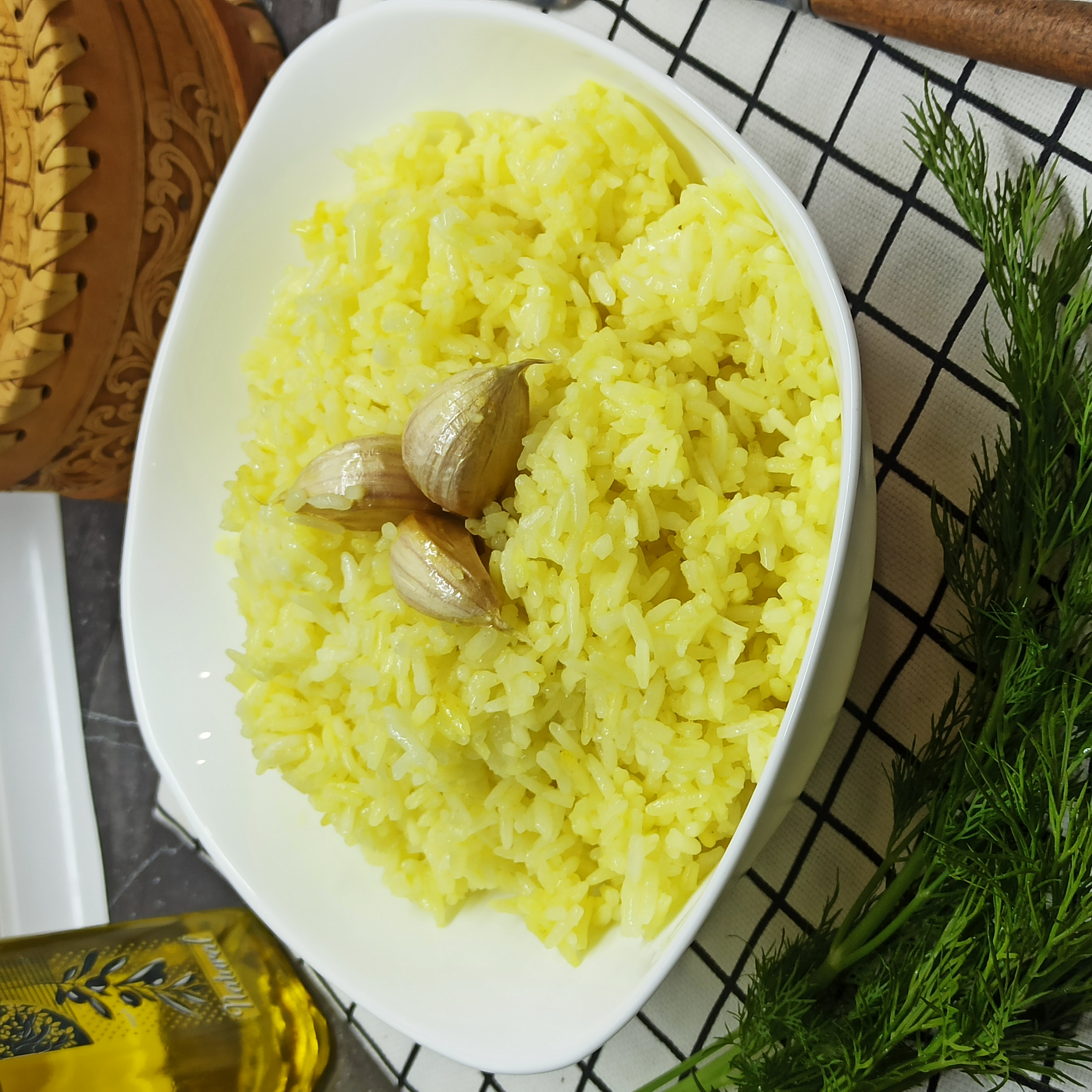 "Жёлтый" рис на сковороде с чесноком 