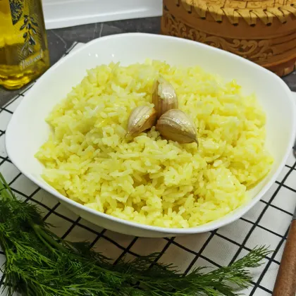 "Жёлтый" рис на сковороде с чесноком 