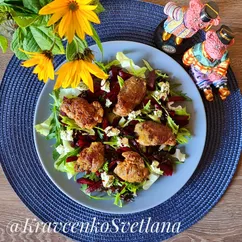 Тёплый салат с куриной печенью и свёклой