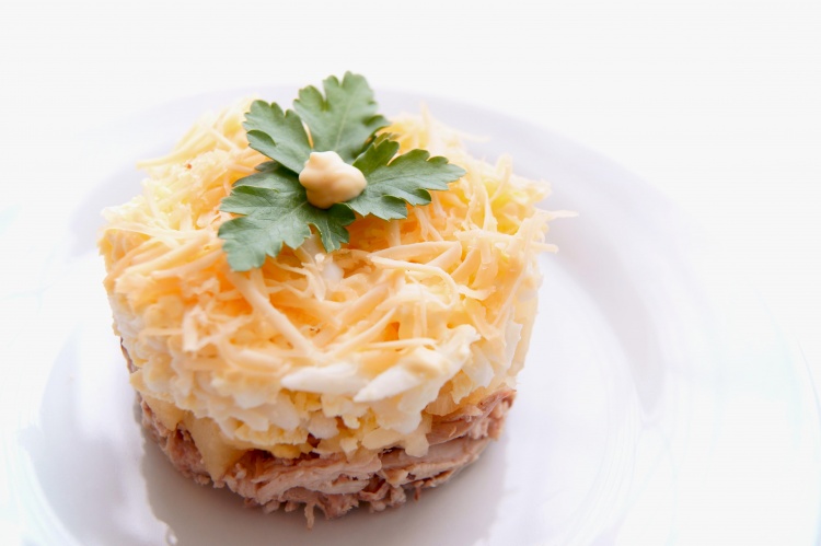 Слоеный салат с курицей и грибами, вкусных рецептов с фото Алимеро