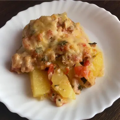 Картофель с курицей, овощами и сыром