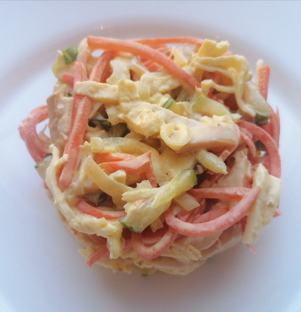 Салат с копчёной колбасой, яичными блинчиками и корейской морковью - рецепт с фото