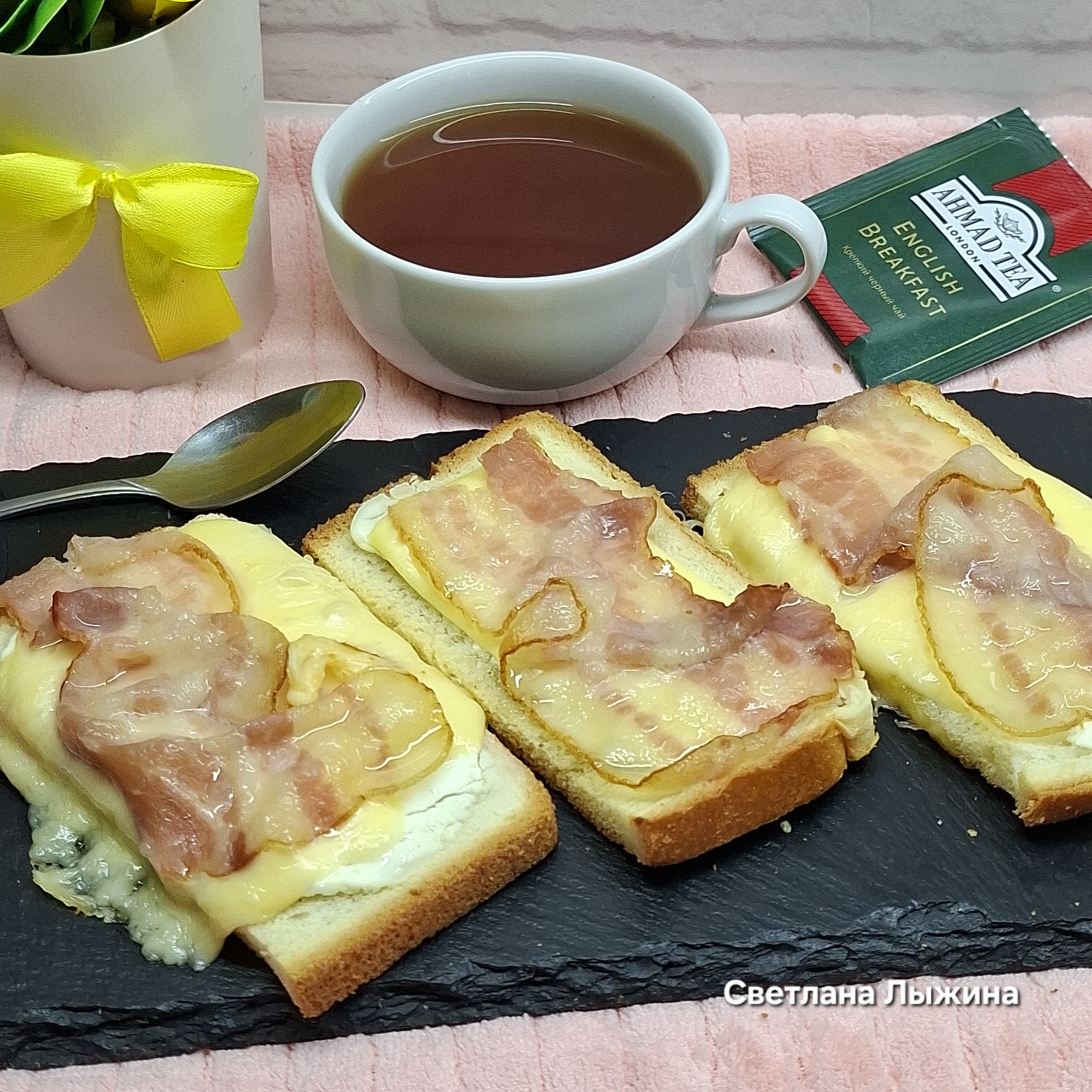 Горячие бутерброды с беконом и сыром 