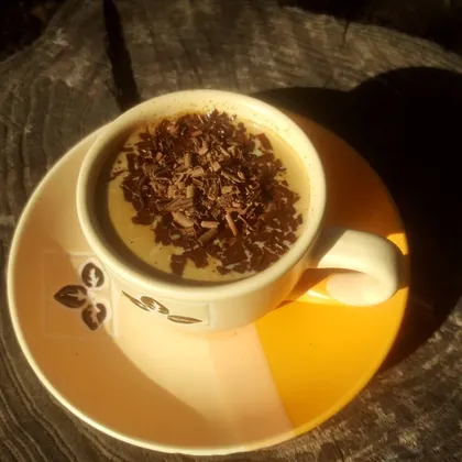Натуральный кофе с молоком и горьким шоколадом