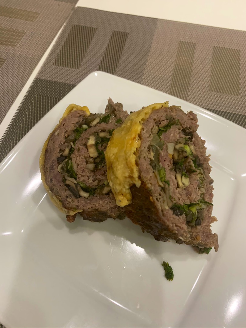 Мясной рулет с грибами и зеленью