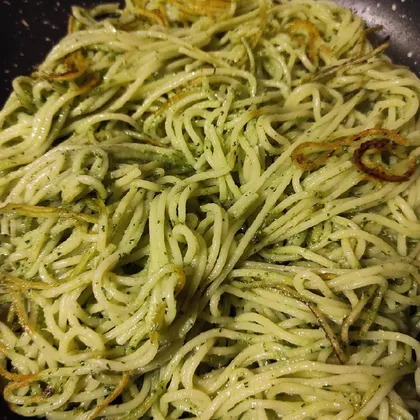 Спагетти с зелёным сливочным соусом