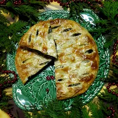 Новогодняя выпечка - слоеный пирог с луком и шампиньонами 🥧