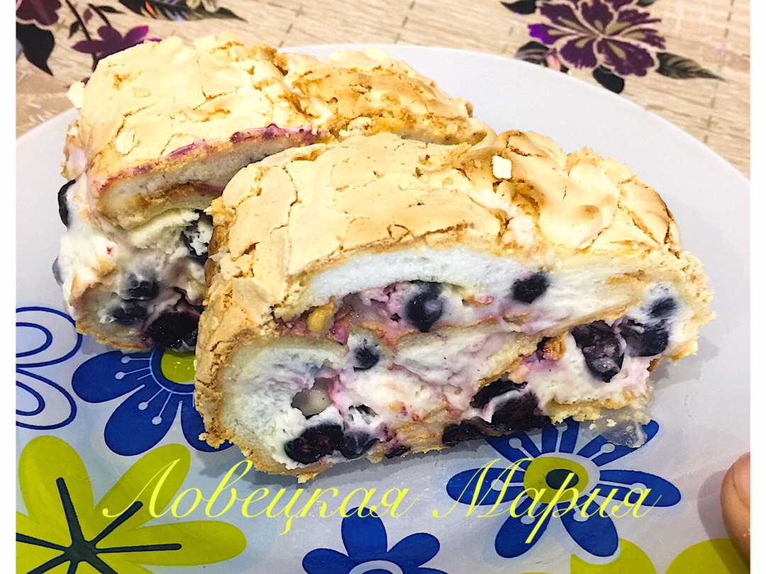 Меренговый рулет с черникой