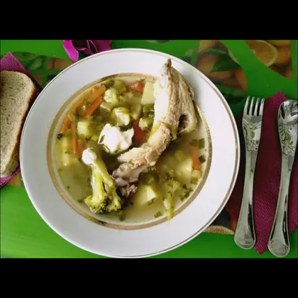 Овощной суп с брокколи, цветной капустой, брюссельской капустой и со свиными ребрышками