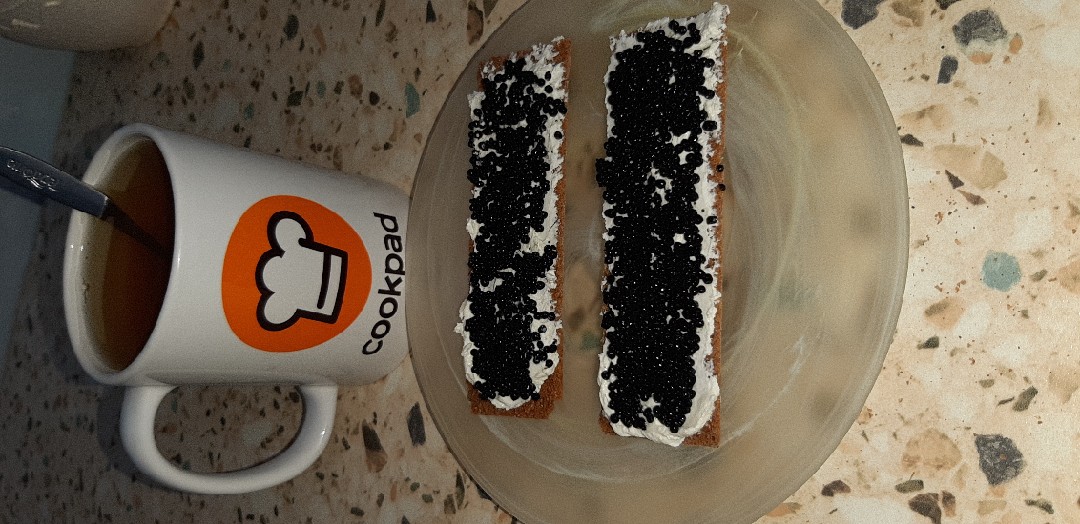 Хлебцы с икрой палтуса