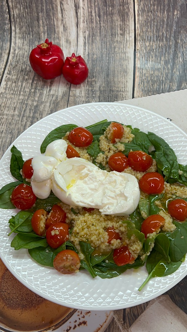 Салат с кускусом и бурратой