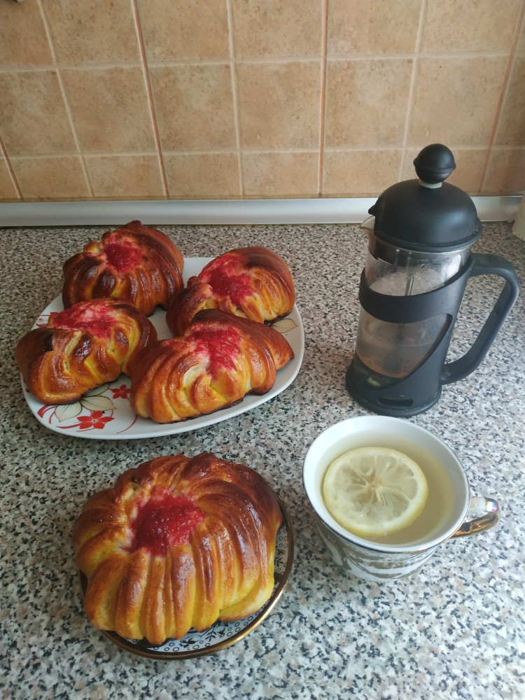 Сдобные булочки с клубничным пюре
