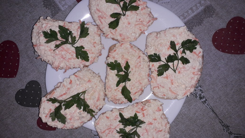 Бутерброды с сырной начинкой и киви