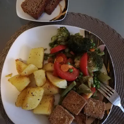Жареный тофу с овощами и картошкой