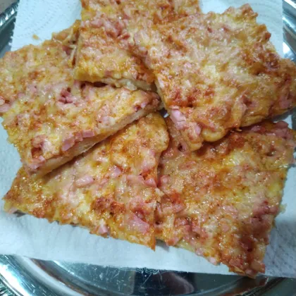 Пицца с колбасой и сыром