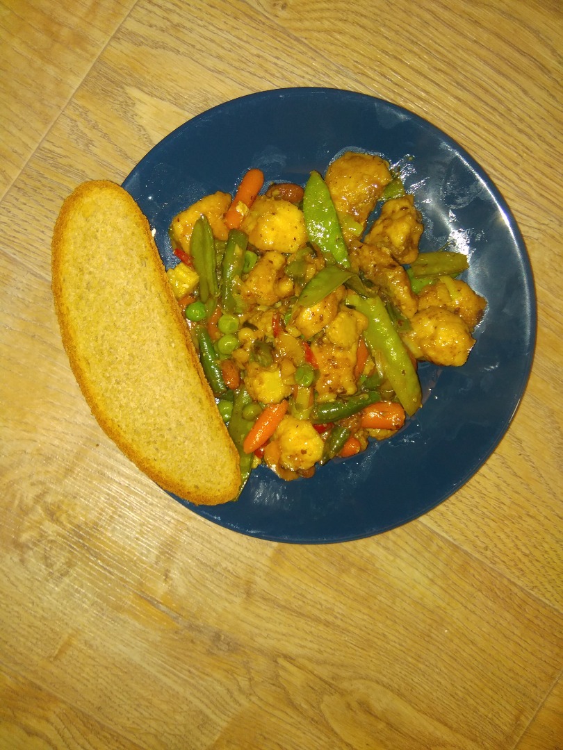 Свинина с овощами и орехами