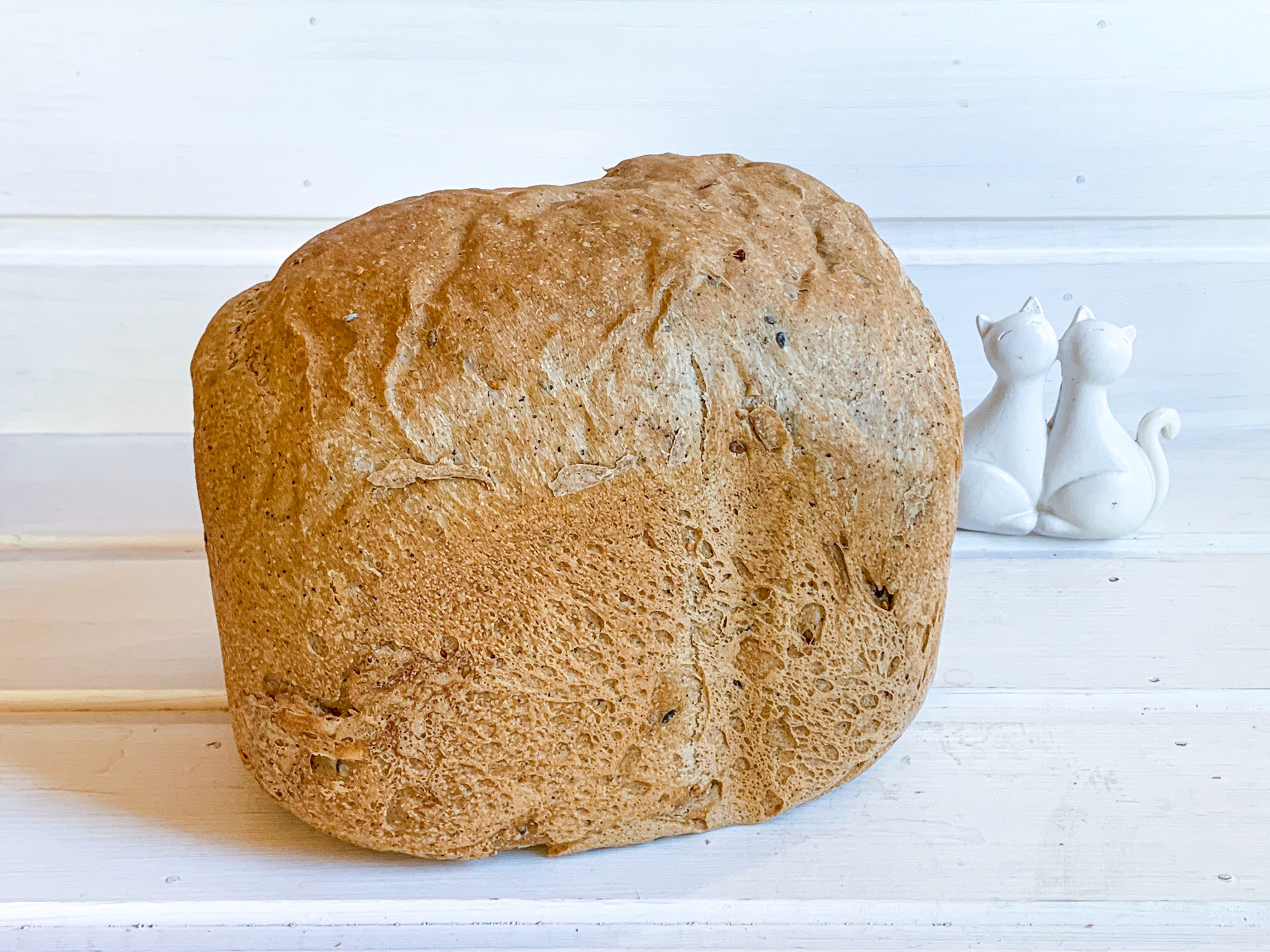 Пшеничный хлеб с солодом и семечками в хлебопечке
