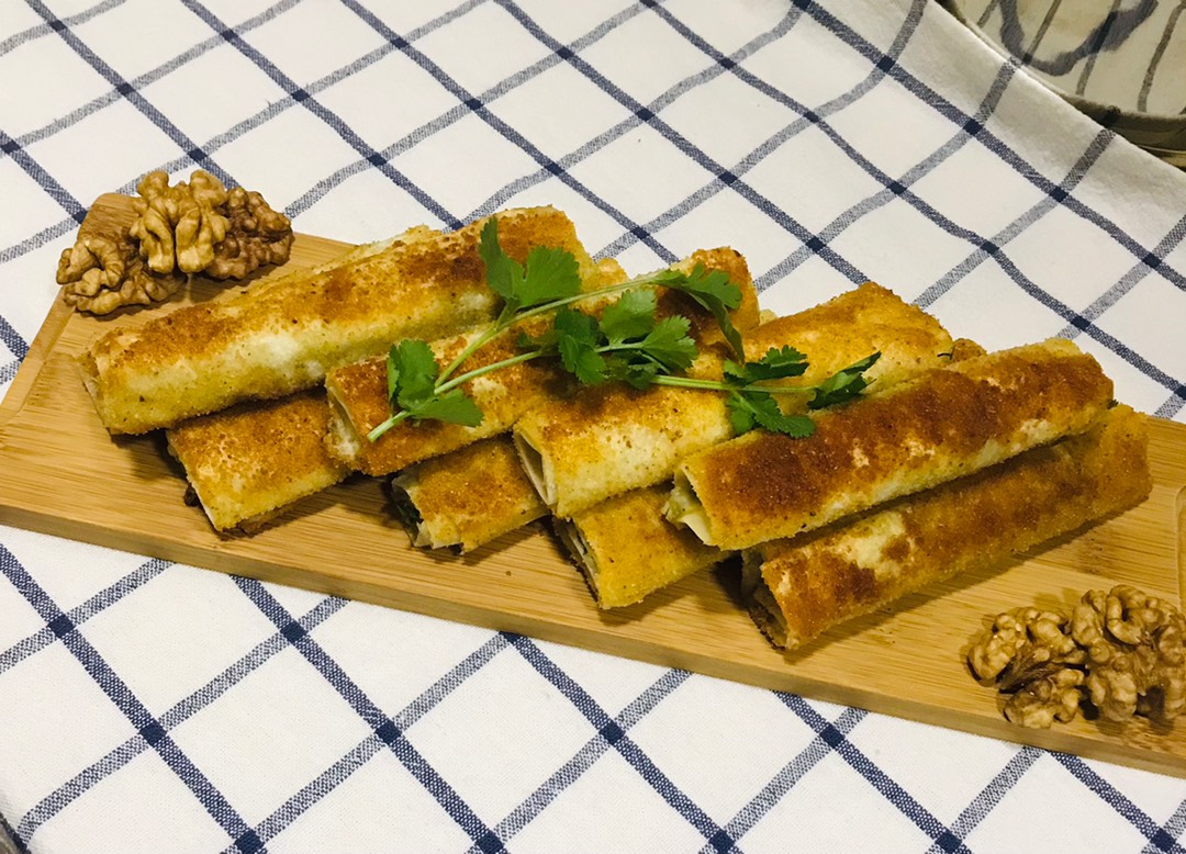 Новогодняя закуска «Сырные палочки» из лаваша