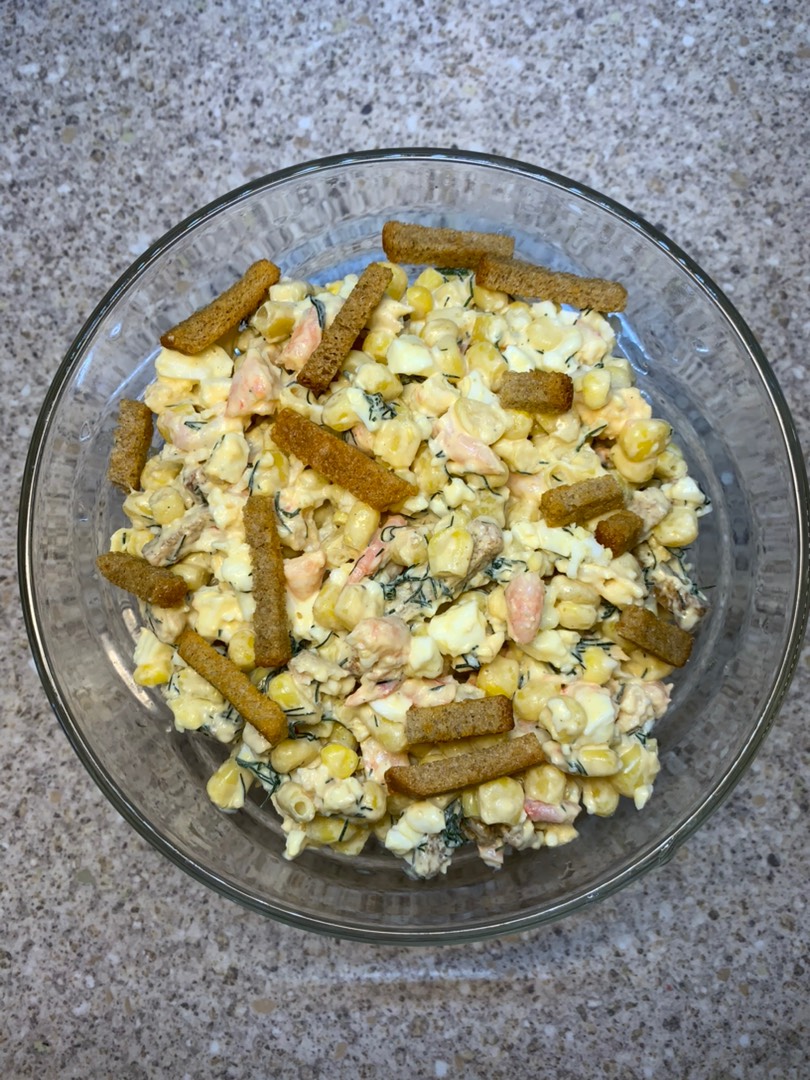Салат с креветками, кукурузой, яйцами и сухариками