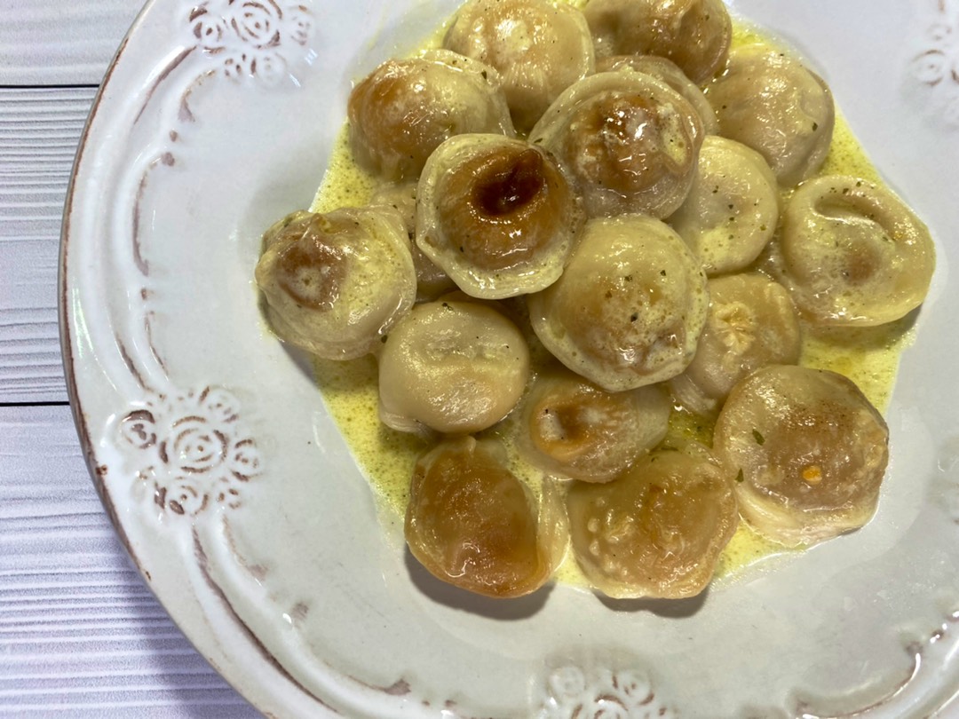 Пельмени тушенные в сметане