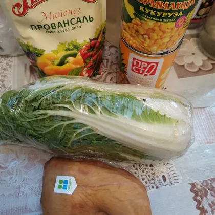 Салат с ананасом и копченой курицей