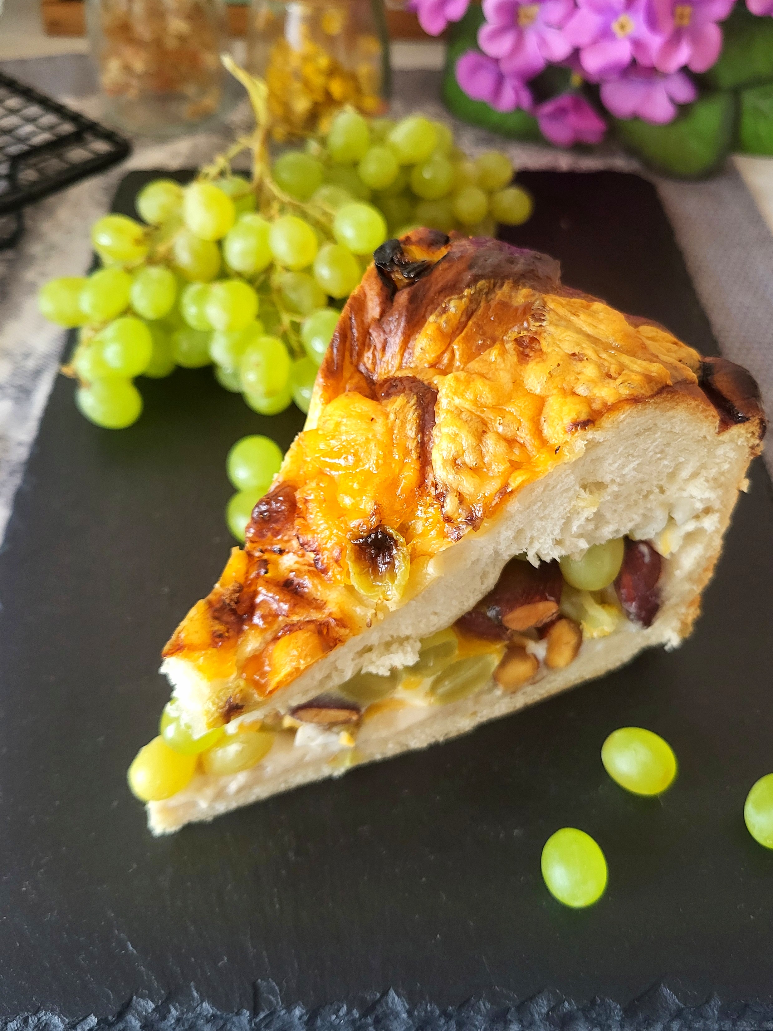 Скьячатта (schiacciata) с виноградом и сыром