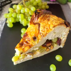 Скьячатта (schiacciata) с виноградом и сыром