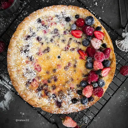 Пирог со сливками и ягодами