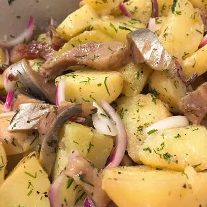 Картофельный салат с сельдью и луком