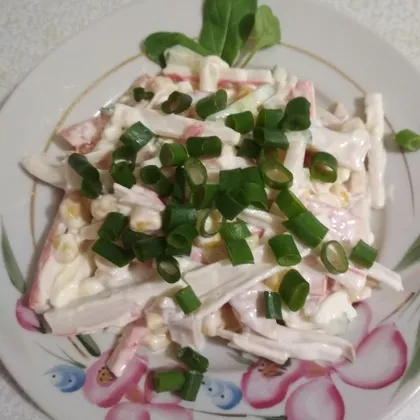 Овощной салат с кальмаром и крабовыми палочками