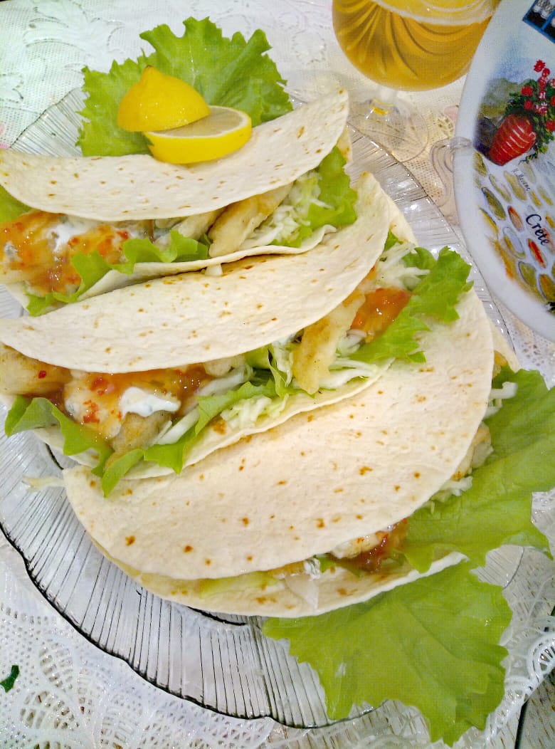 Tacos de pescado con salsa de ajo (Хрустящие рыбные палочки с соусом в  лепешках тортилья)