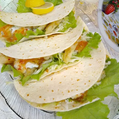 Tacos de pescado con salsa de ajo (Хрустящие рыбные палочки с  соусом в лепешках тортилья)