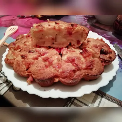 Пирог с красной смородиной и яблоком