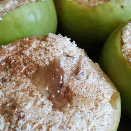 Запечённые яблоки с творогом, медом и орехами