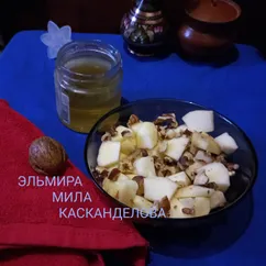 Салат с яблоком, грецкими орехами и мёдом 