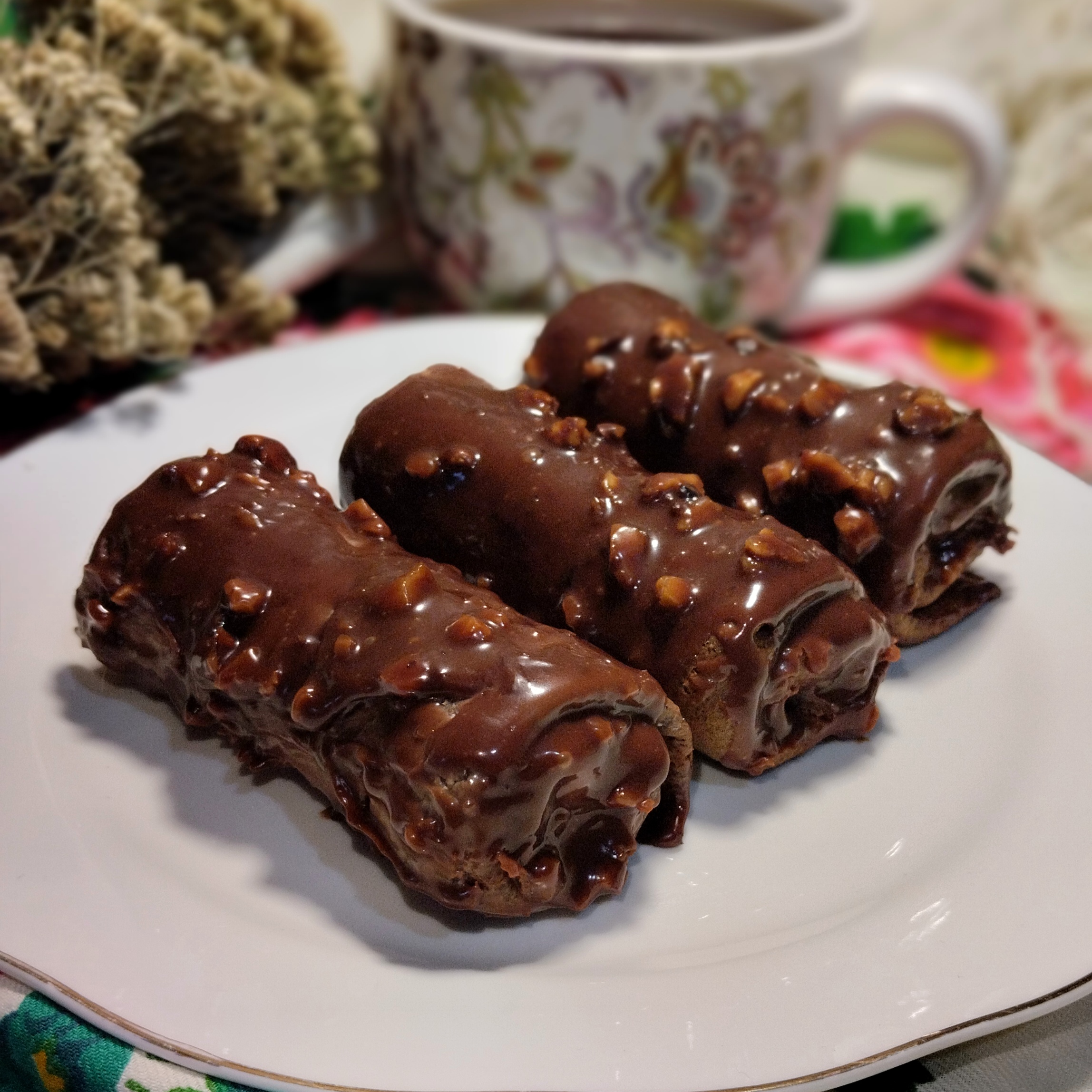 Блинчики шоколадные с творожной начинкой в шоколадно-ореховой глазури