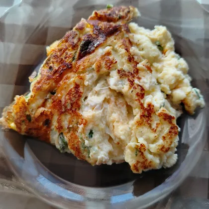 Сырный омлет на сковороде с зеленью