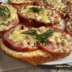 Горячие бутерброды с ветчиной, редисом и зелёным луком 