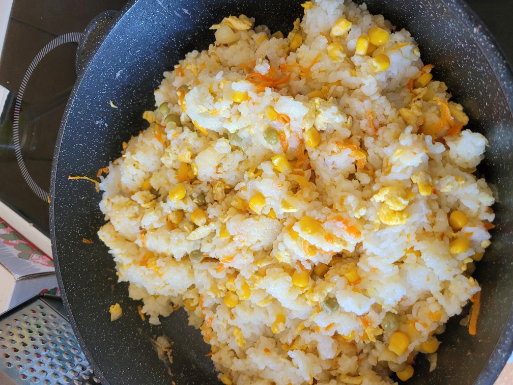 Рис с яйцом и овощами