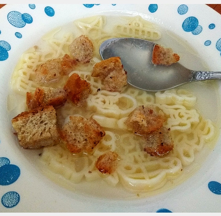 Куриный бульон с сухариками и макарошками