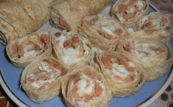 Нежный рулет из лаваша с крабовыми палочками и красной рыбой