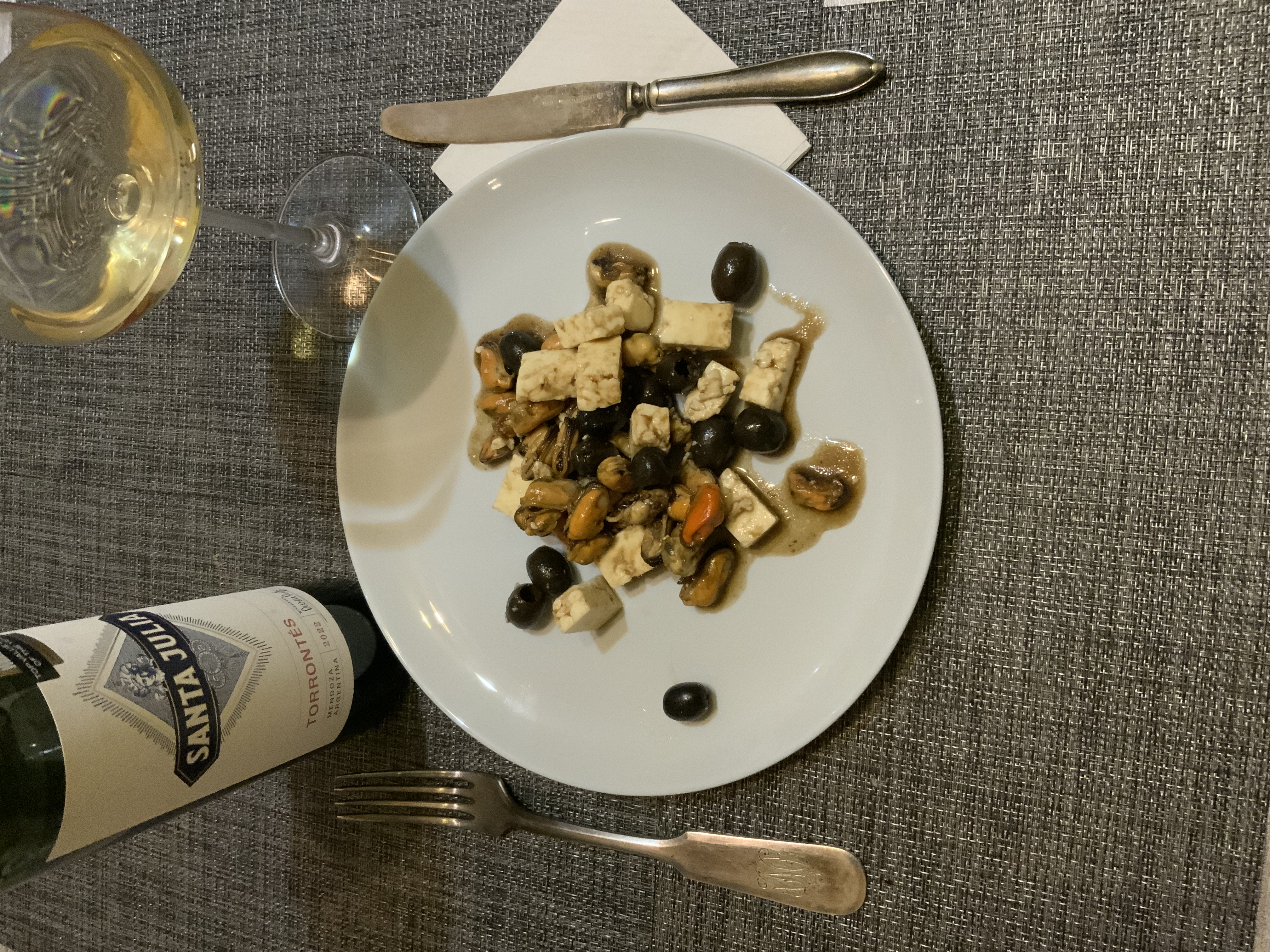 Салат из мидий с адыгейским сыром