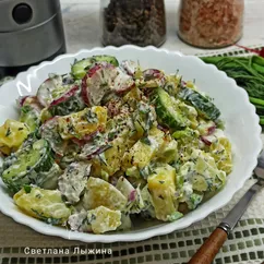 Салат "Дачный" с картофелем, редисом и огурцом
