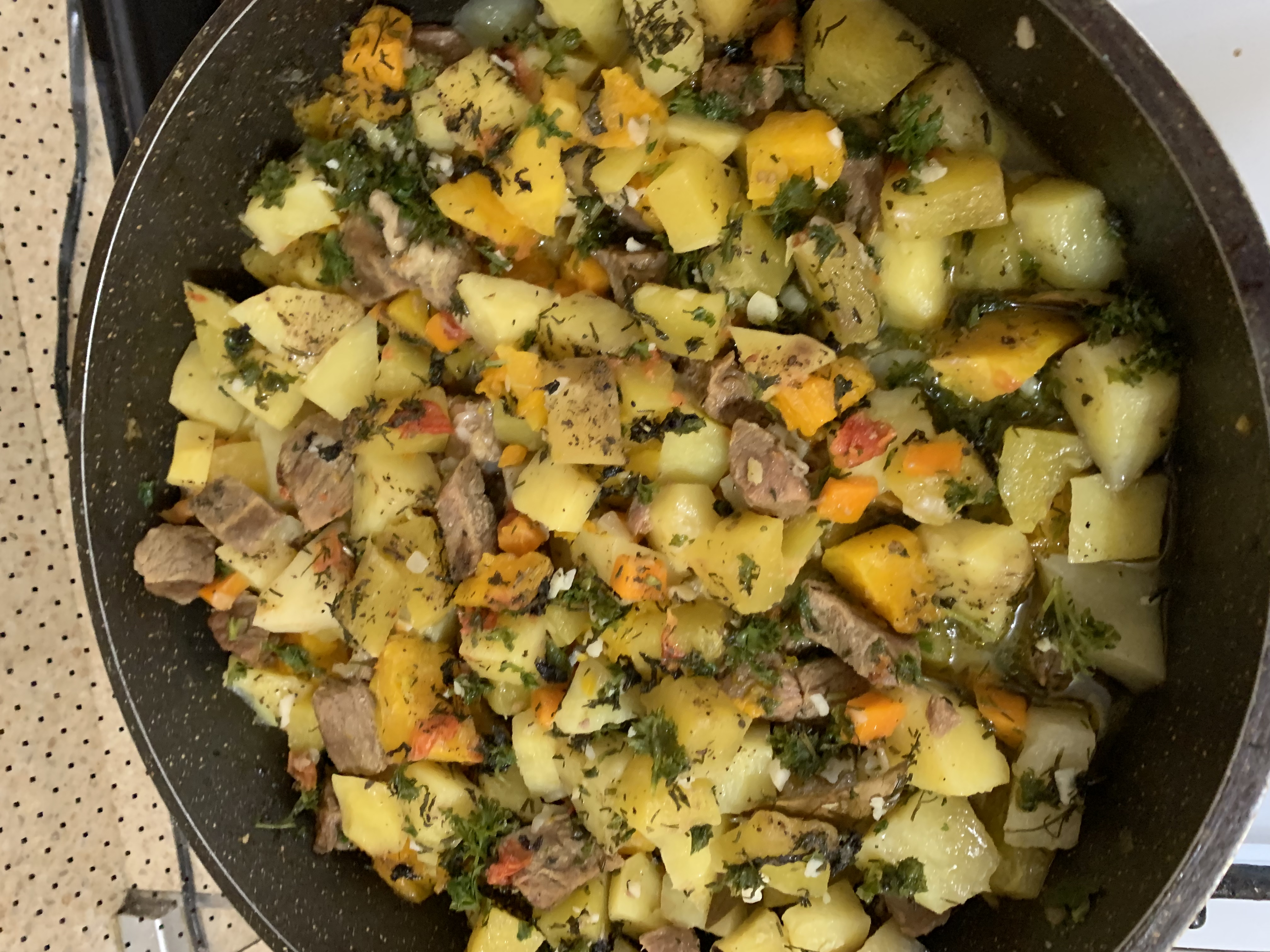 Говядина тушёная с овощами