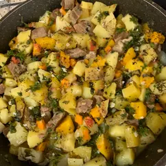 Говядина тушёная с овощами