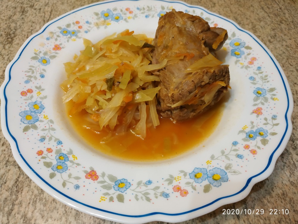 Тушёная капуста с шеями индейки